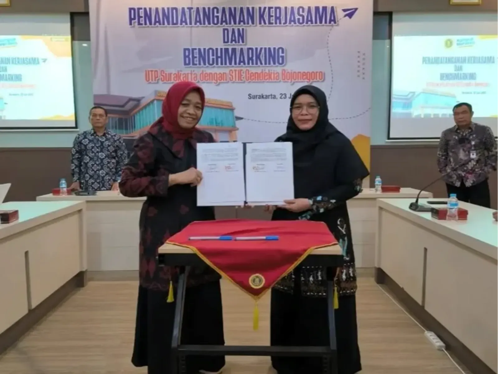 PENANDATANGAN KERJASAMA DAN BENCHMARKING STIE CENDEKIA DAN UNIVERSITAS TUNAS PEMBANGUNAN (UTP) SURAKARTA