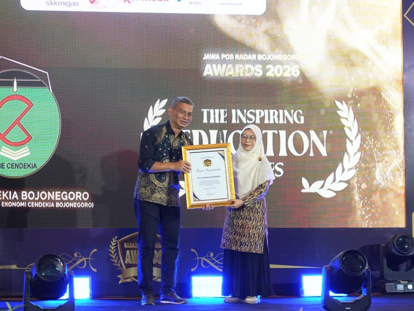 Ketua STIE Cendekia Bojonegoro Raih Radar Award 2026, Dinobatkan sebagai The Inspiring Education Figure