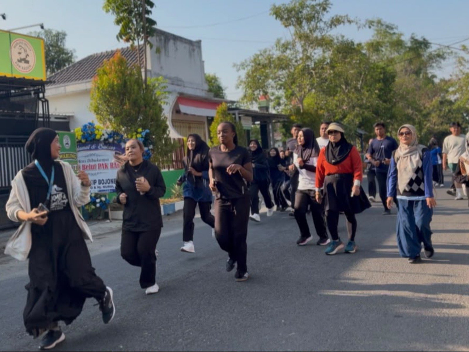 STIEKIA Cultural Camp Day 3, International Students Mingle in Local Sports and Culture